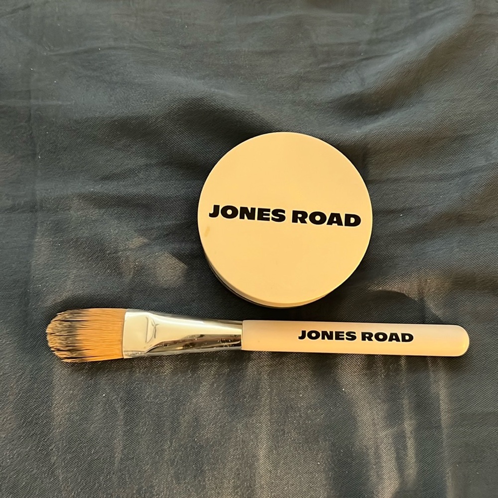 Used 3 times, don’t care for the product.  Shade: light